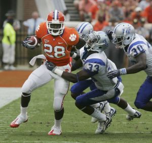 Clemson's C.J. Spiller(28) runs for a first down as Middle Tennessee State's Kevin Brown (33) and Cam Robinson (30) pursue. (AP)