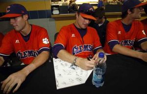 Following Friday's practice, the Tigers attended an autograph session at Rosenblatt Stadium.