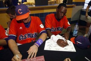Following Friday's practice, the Tigers attended an autograph session at Rosenblatt Stadium.