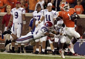 James Davis runs for a touchdown as Louisiana Tech's Antonie Baker(34) dives to try and stop him in the first half. (AP Photo/Mary Ann Chastain)