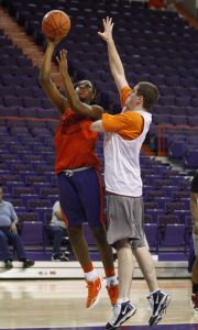 Quinyotta Pettaway shoots a layup over a defender at the Orange and White scrimmage.