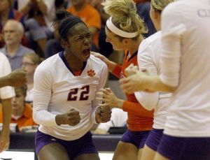 Mo Simmons celebrate