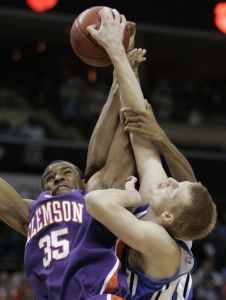 Trevor Booker and Duke's Kyle Singler tangle during the first half (AP Photo/Steve Helber)