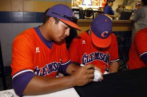 Following Friday's practice, the Tigers attended an autograph session at Rosenblatt Stadium.