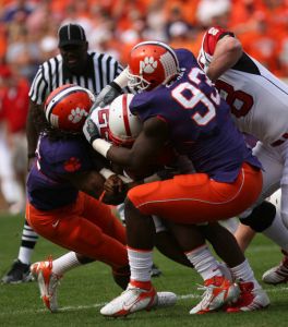 adams_clemons_tackle_111106