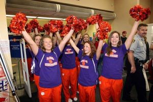 2007 shop with a coach 121207 cheerleaders