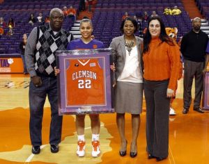 Senior Sthefany Thomas