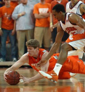 Cliff Hammonds defends Syracuse's Matt Gorman as he dives for a loose ball in the first half in the quarterfinal of the men's NIT tournament Wednesday. (AP Photo/Anderson Independent-Mail, Sefton Ipock)