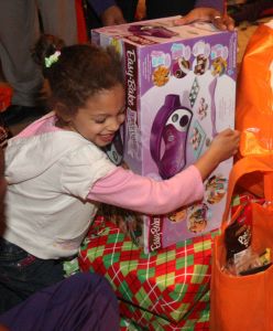The Clemson men&acirc;?<sup>TM</sup>s and women&acirc;?<sup>TM</sup>s basketball teams hosted area children at the Tiger Wonderland charity event on Thursday, December 15 at Littlejohn Coliseum.