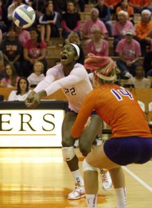 Mo Simmons makes a pass against Duke.
