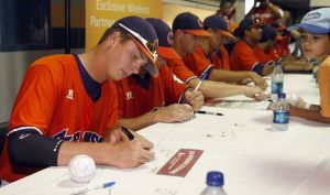 Following Friday's practice, the Tigers attended an autograph session at Rosenblatt Stadium.