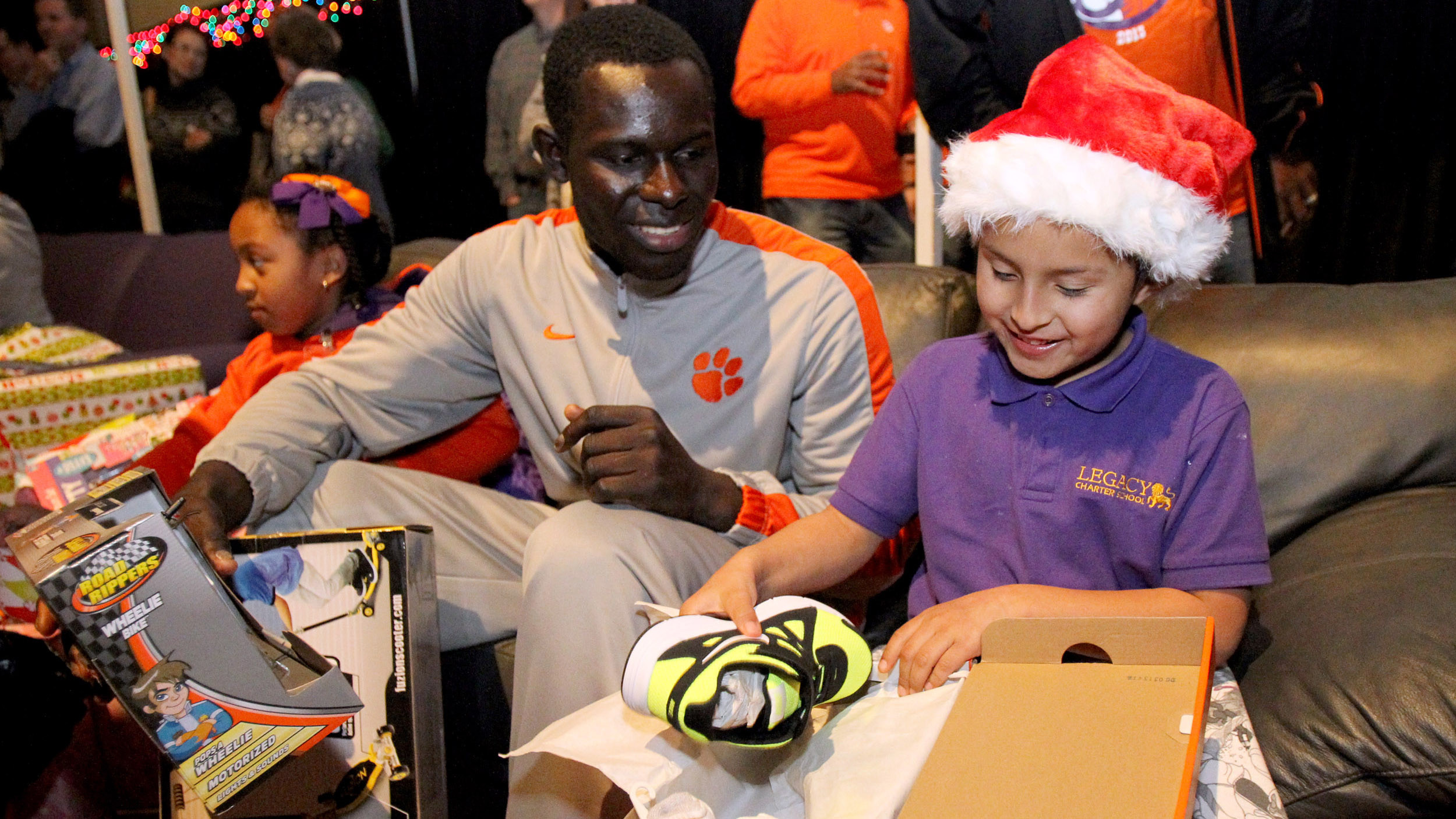 Basketball Teams Give Back to Community with Tiger Wonderland