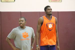 Assistant coach Steve Smith, Landry Nnoko