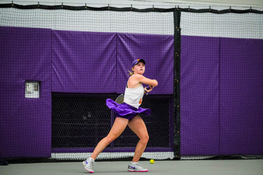 Thompson Earns Ranked Win as Tigers Fall 4-1 to South Carolina