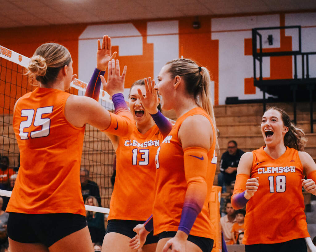 Tigers Defeat Hurricanes in Five Sets