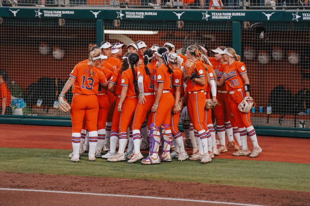 Tigers Edged In 10 Innings by Texas, 7-5, Setting Up Decisive Third Game